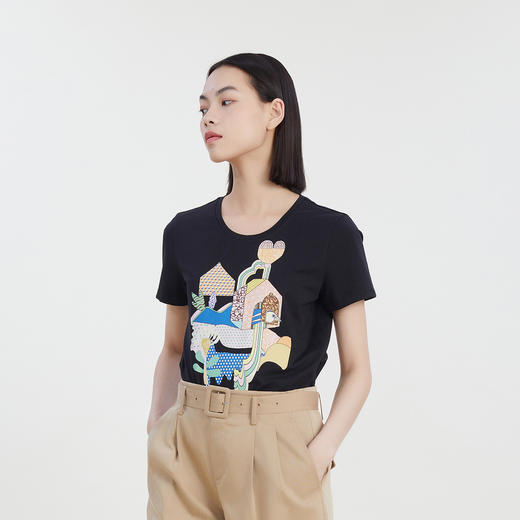 谜底2023夏季新款圆领特色印花T恤短袖女修身绣花上衣232MT0683 商品图1