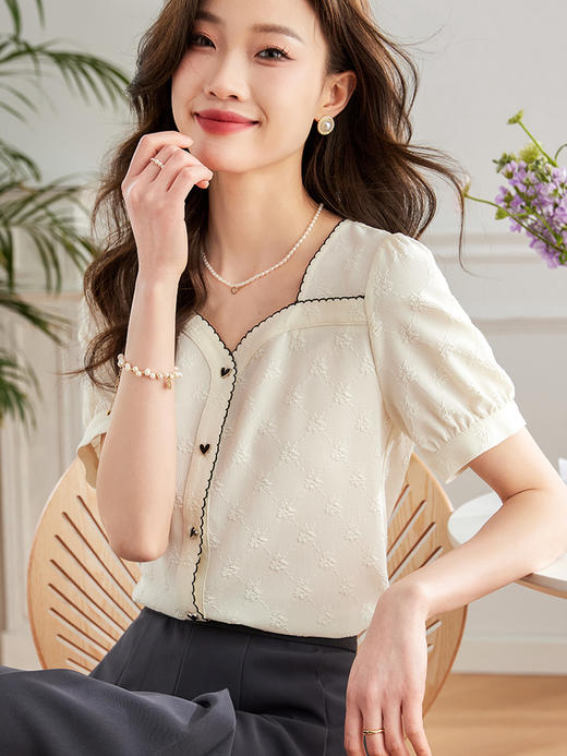 【专属特价】熙世界浮雕肌理感法式钻石领雪纺衫上衣女2025夏新款时尚洋气漂亮小衫 商品图0