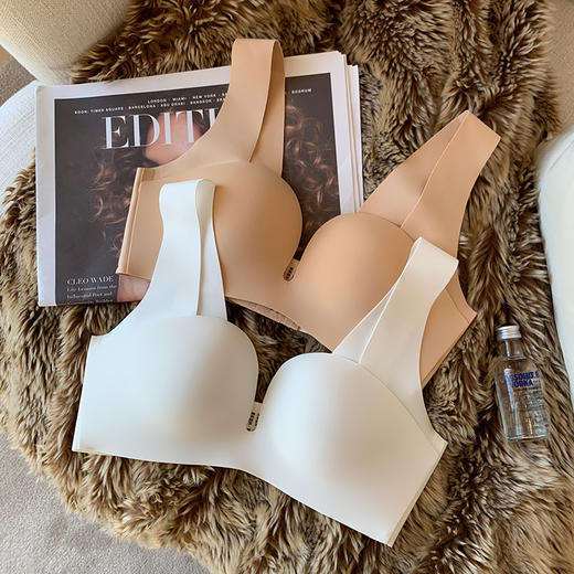 【日本无痕内衣上托聚拢】女士小胸无钢圈调整型上薄下厚一片式文胸罩 商品图3