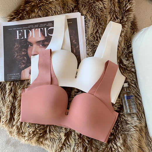 【日本无痕内衣上托聚拢】女士小胸无钢圈调整型上薄下厚一片式文胸罩 商品图4