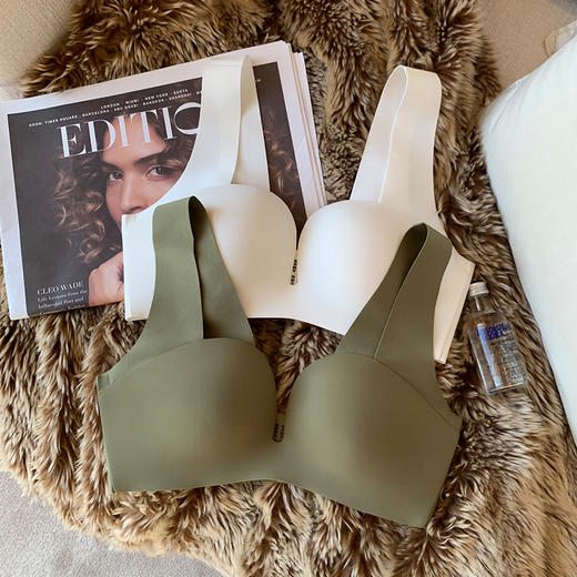 【日本无痕内衣上托聚拢】女士小胸无钢圈调整型上薄下厚一片式文胸罩 商品图5