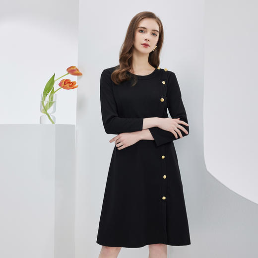 PE8A2斯尔丽瑟俪2023春季新品收腰A摆设计感装饰扣显高显瘦气质连衣裙 商品图0