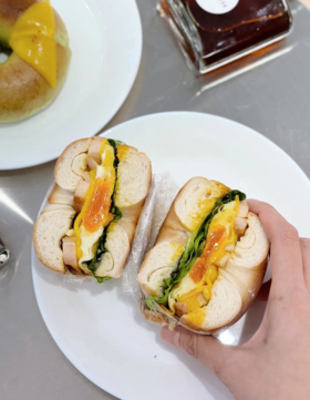 辣鸡腿贝果三明治 · 面包