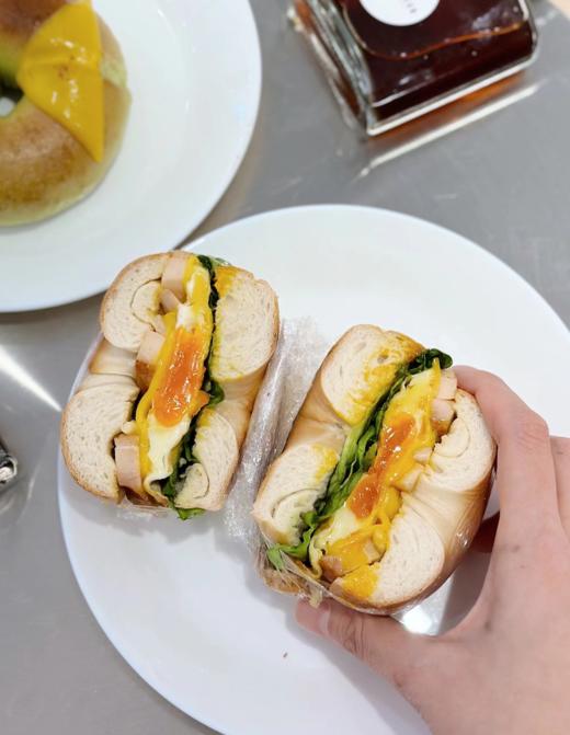 辣鸡腿贝果三明治 · 面包 商品图0