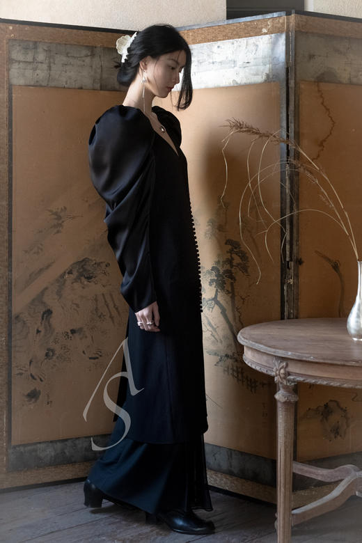 Ashlyn  黑色MAY花苞袖缎面连衣裙 商品图1