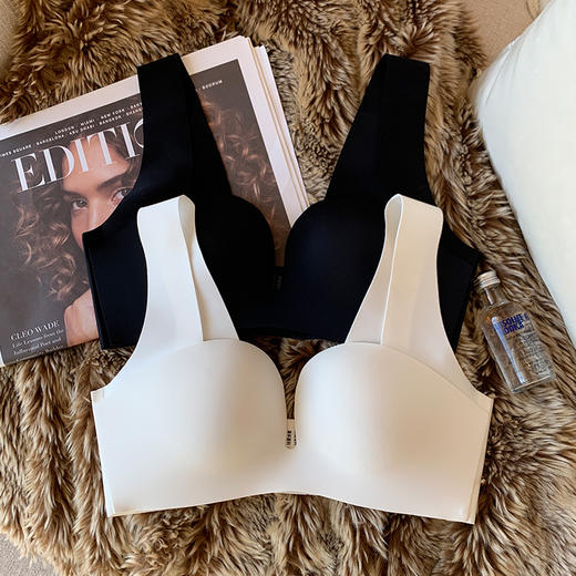【日本无痕内衣上托聚拢】女士小胸无钢圈调整型上薄下厚一片式文胸罩 商品图2