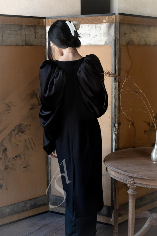 Ashlyn  黑色MAY花苞袖缎面连衣裙 商品图4