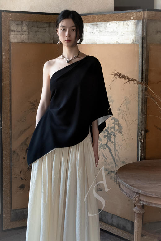 Ashlyn  黑白PAULINE不对称斜肩上衣 商品图0