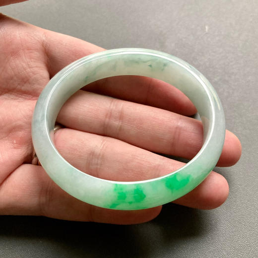 糯冰种阳绿辣色翡翠贵妃镯54 商品图4