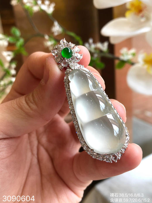 3090604，玻璃福豆吊坠。具体价格微信咨询 商品图0