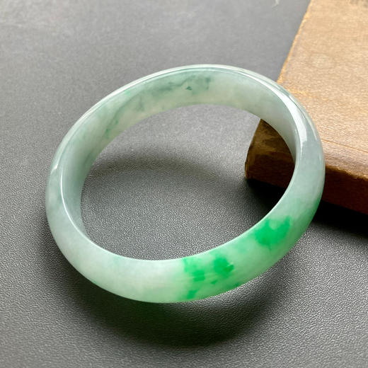 糯冰种阳绿辣色翡翠贵妃镯54 商品图0