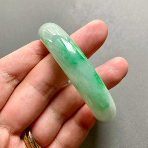 糯冰种阳绿辣色翡翠贵妃镯54 商品图6