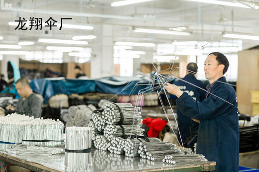 超级实用龙翔汽车遮阳伞！某音同款69元我们只要 39元带走！夏天真的太需要了啊，1秒撑起用上超方便！车内直降30度，告别蒸笼车！专业肽银防晒涂层，超大尺寸，无需安装，防晒又护车！ 商品图6