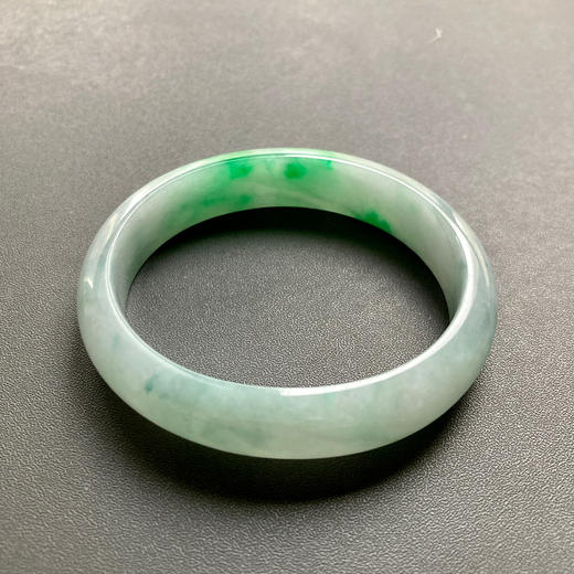 糯冰种阳绿辣色翡翠贵妃镯54 商品图3
