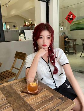 温柔系甜美针织女孩，俏皮和可爱都洋溢在脸上