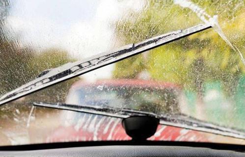 为什么雨刷刮玻璃会响？该怎么解决？