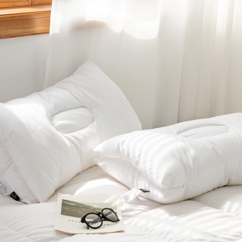 顶柔镂空全棉护颈枕，符合人体工程学设计满足不同睡姿需求 .高度适中，从此安睡一整晚