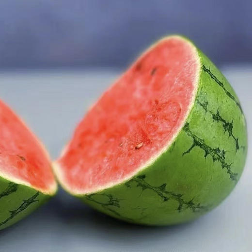 小糖丸手剥西瓜，皮超薄 酥爽脆甜 超级好吃！大口咬下去 喷涌的汁液瞬间入喉水分充足 ！个头小巧一次一个刚刚好！冰淇淋口感，清甜多汁！5-6斤，两粒 商品图0