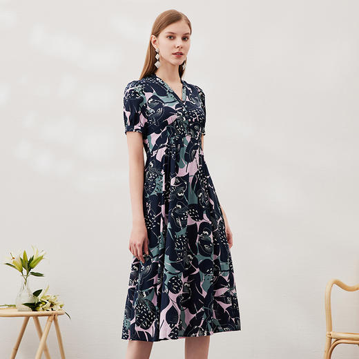 EITIE爱特爱夏季新款印花时尚气质A字裙V领高腰连衣裙7007761 商品图1