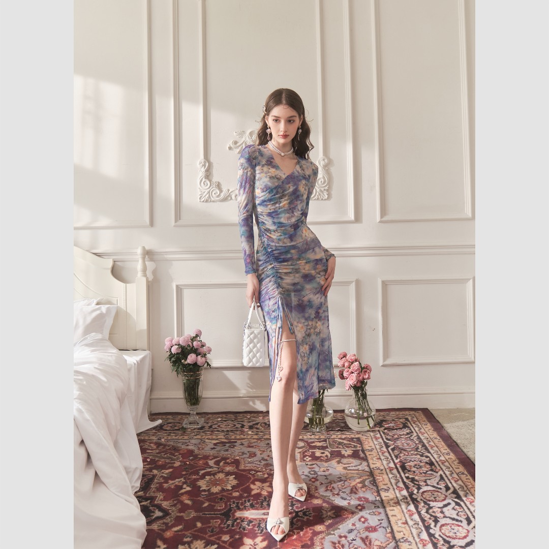 BeQueenStory【莫奈花房】高端上档次甜美花色v领连衣裙2023春季新款女