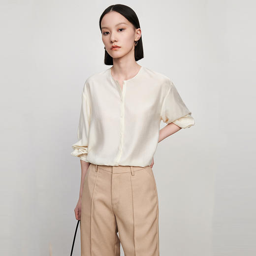 IN AND ON21289春季新款超柔丝棉圆领衬衫女超薄透气宽松上衣 商品图6