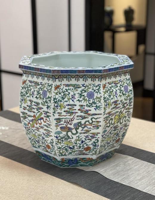 青花斗彩缠枝暗八宝八方画卷缸 商品图0