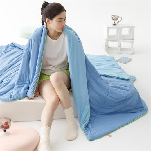 顶柔奶酪雪糍凉感被，以锦纶作为凉感纤维，通过纤维的配比，提供更加透气的温和清凉感 商品图1