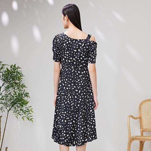 EITIE爱特爱夏季新款时尚洋气单露肩高腰显瘦印花连衣裙7007747 商品图4