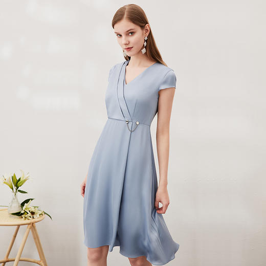 EITIE爱特爱夏季新款优雅气质V领洋气显瘦连衣裙女7007722 商品图3