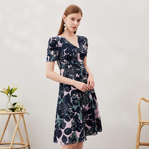 EITIE爱特爱夏款新品时尚V领显瘦高腰舒适印花连衣裙7007769 商品图1