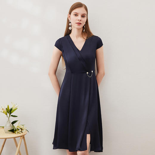 EITIE爱特爱夏季新款优雅气质V领洋气显瘦连衣裙女7007722 商品图8