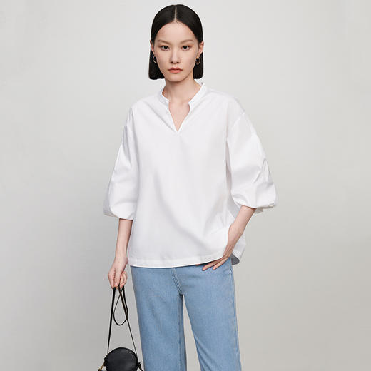 IN AND ON22269设计感宽松泡泡袖上衣女新款时尚显瘦V领廓形衬衫 商品图3