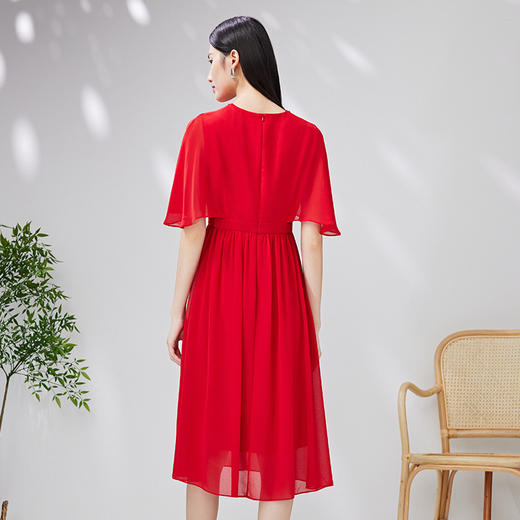 EITIE爱特爱夏款新品优雅V领飞袖显瘦高腰连衣裙7007765 商品图5