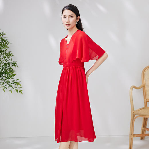 EITIE爱特爱夏款新品优雅V领飞袖显瘦高腰连衣裙7007765 商品图3