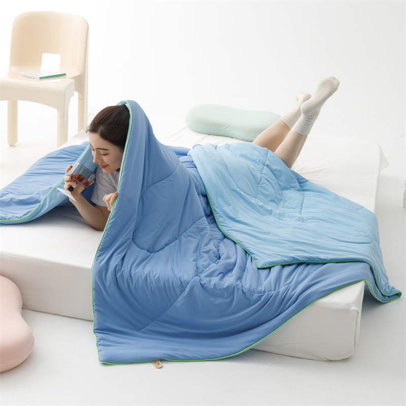 顶柔奶酪雪糍凉感被，以锦纶作为凉感纤维，通过纤维的配比，提供更加透气的温和清凉感