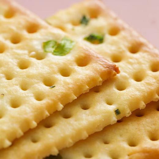 【到手80包！不单独添加蔗糖香葱苏打饼干】咸香酥脆葱香十足，咬一口嘎嘣脆，全家都爱吃！梳打薄脆饼干奶盐味食品休闲零食整箱代餐健康特价清仓 商品图2