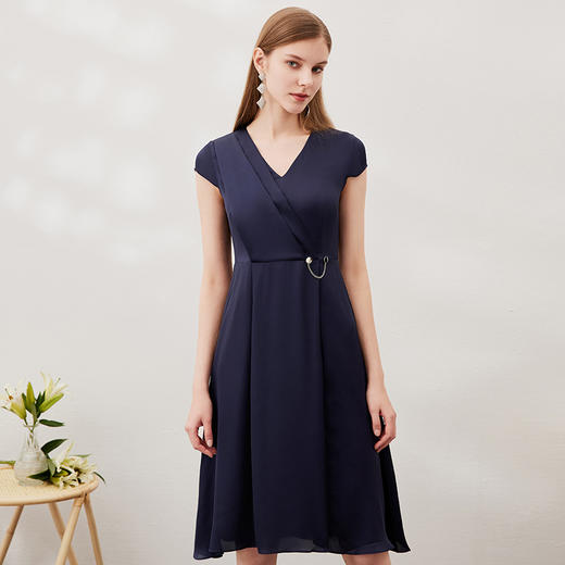 EITIE爱特爱夏季新款优雅气质V领洋气显瘦连衣裙女7007722 商品图7