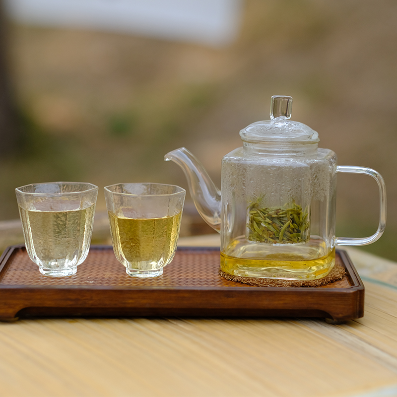 【爱茶人必抢魏老师金奖黄芽，蒙顶魏氏非遗手工黄芽！魏久淞亲制，一茶难求】四炒四包，芽条匀整  色泽嫩黄  芽毫显露  花香幽长  汤色黄亮透碧  滋味鲜爽