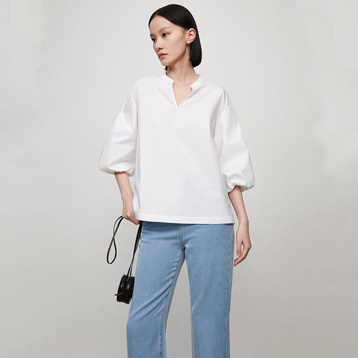 IN AND ON22269设计感宽松泡泡袖上衣女新款时尚显瘦V领廓形衬衫 商品图2