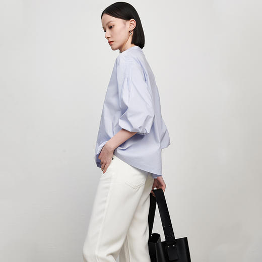 IN AND ON22269设计感宽松泡泡袖上衣女新款时尚显瘦V领廓形衬衫 商品图4