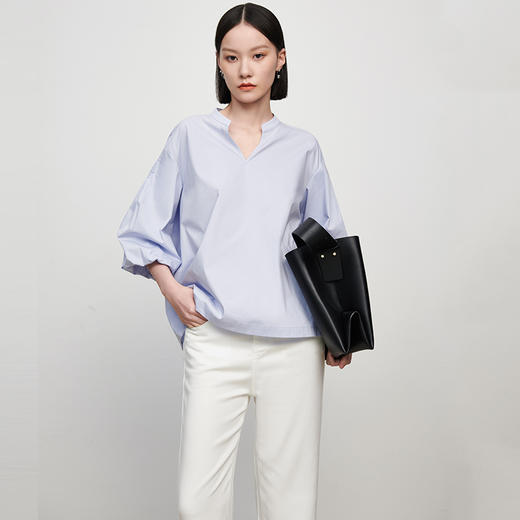 IN AND ON22269设计感宽松泡泡袖上衣女新款时尚显瘦V领廓形衬衫 商品图0