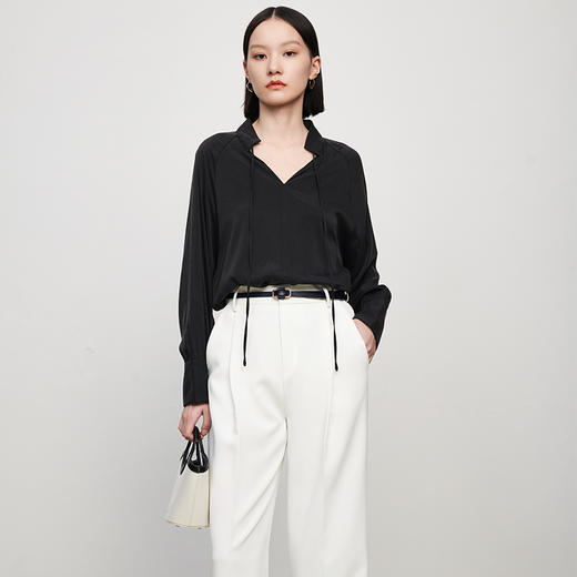 IN AND ON52275春季新款衬衫女铜氨丝宫廷袖V领时尚宽松百搭上衣 商品图0