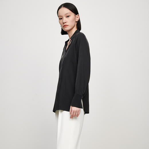 IN AND ON52275春季新款衬衫女铜氨丝宫廷袖V领时尚宽松百搭上衣 商品图1