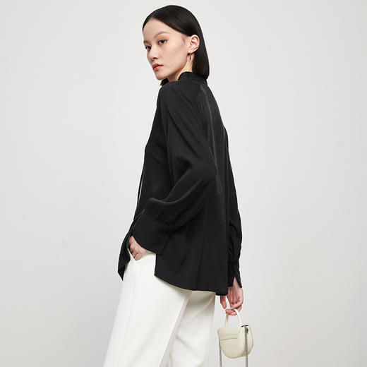 IN AND ON52275春季新款衬衫女铜氨丝宫廷袖V领时尚宽松百搭上衣 商品图2