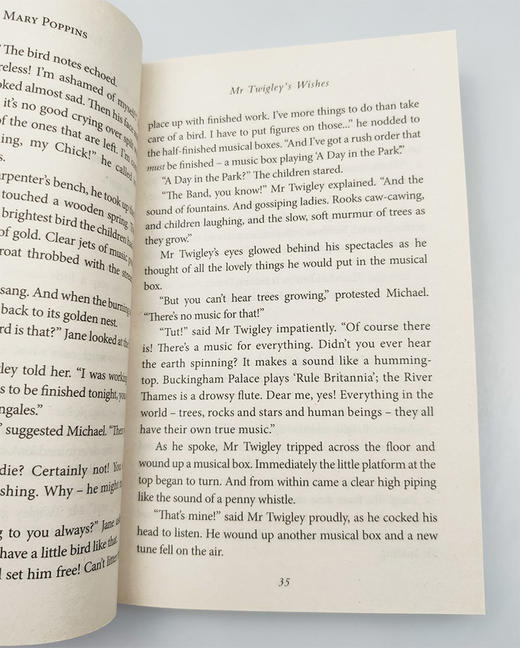 Collins柯林斯 英文原版 Mary Poppins Opens the Door 玛丽阿姨打开虚幻的门 桥梁章节小说 奇幻儿童文学作品 魔力童话世界 英文版 商品图1