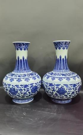 青花缠枝莲赏瓶