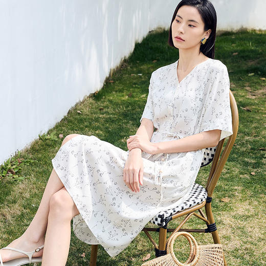 玳莎18mm双绉印花桑蚕丝连衣裙夏季优雅印花系带收腰V领显瘦裙子  DB35102 商品图0