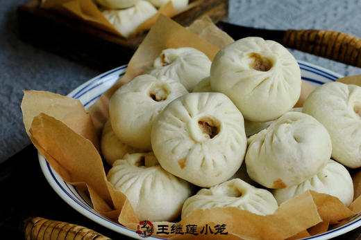 【非遗王继莲小笼包】百年传承老手艺，小笼包界的天花板！坚持当天现杀新鲜猪肉，老面发酵，纯手工包制，开口流香，一口沦陷，900克/袋（30个装），第三方仓库发顺丰物流~ 商品图1