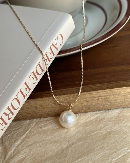 搭配利器丨异彩强光 珍珠灰白色单颗吊坠项链 商品图6