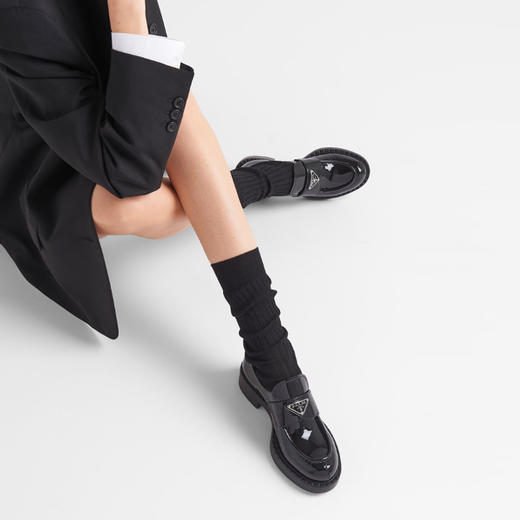 【二】PRADA 普拉达 女士巧克力漆皮金属三角形徽标乐福鞋 黑色 1D246M JHR F0002 商品图3